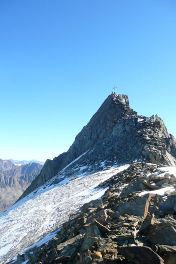 Sieht schwierig aus, ist aber nur etwas ausgesetzt: Gipfelaufbau Hintere Schwärze. | Foto: Arnold Zimprich