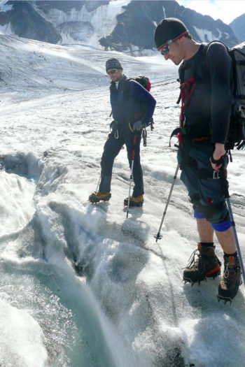 Da schmilzt's dahin: Im Hochsommer prägen große Wasserrinnen die Oberfläche des Marzellferners. | Foto: Arnold Zimprich