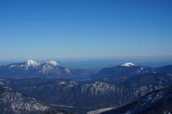 Freier Blick nach Norden: Jenseits von Isartal und Walchensee strecken Heimgarten, Herzogstand und Jochberg ihr angestäubtes Haupt in den Himmel. | Foto: Arnold Zimprich