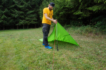 Abbildung 3: Gehe mit der Schnur unter Spannung zum ersten Stock, richte ihn auf und wickel einmal die Firstschnur herum.| Foto: Flo Glott