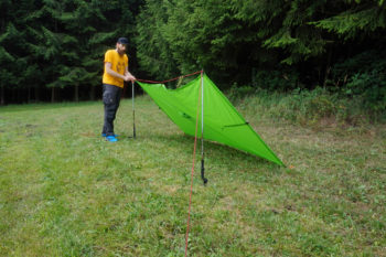 Abbildung 5: Wickel anschließend die Firstschnur um den zweiten Stock. | Foto: Flo Glott