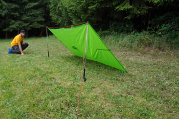 Abbildung 6: Spanne das zweite Ende der Schnur weit genug und schräg zur zweiten Stange mit einem Hering ab. | Foto: Flo Glott