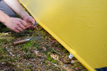 Abbildung 10: Hast Du nicht genügend oder keine Heringe dabei, kannst du dir im Wald leicht selber welche schnitzen. | Foto: Flo Glott