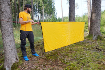Abbildung 6: Um das Tarp an der Firstschnur selbst zu spannen, knote links und rechts vom Tarp mit einer 2 mm dicken Reepschnur eine kurze Prusikschlinge ein. | Foto: Flo Glott