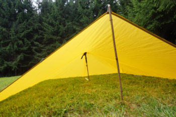 Abbildung 6: Du kannst deinen zweiten Stock oder Ast in die Mitte des Tarps stellen, um das Platzangebot zu erhöhen. | Foto: Flo Glott