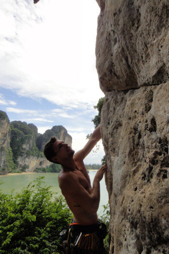 Ein Kletterer hängt am Felsen.