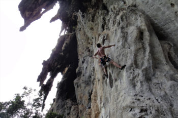 Ein Kletterer in der Firewall bei Krabi in Thailand