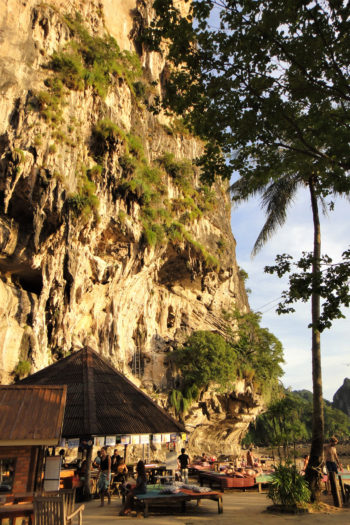 Eine Strandbar unterhalb eines Felsens