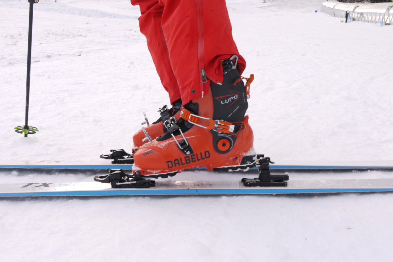 Ein Skischuh in der Bindung