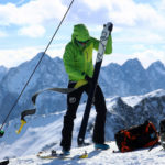 Eine Person beim Auffellen der Tourenski.