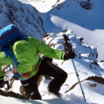 Eine Person klettert im Schnee.