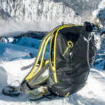 Ein Rucksack im Schnee