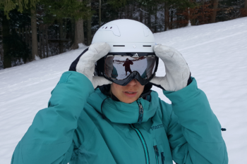Eine Skifahrerin mit Helm und Skibrille.