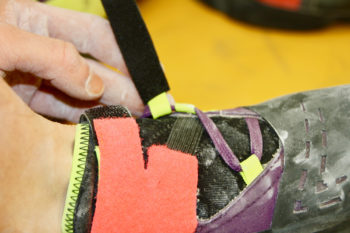 Der Klettverschluss eines Kletterschuhs.