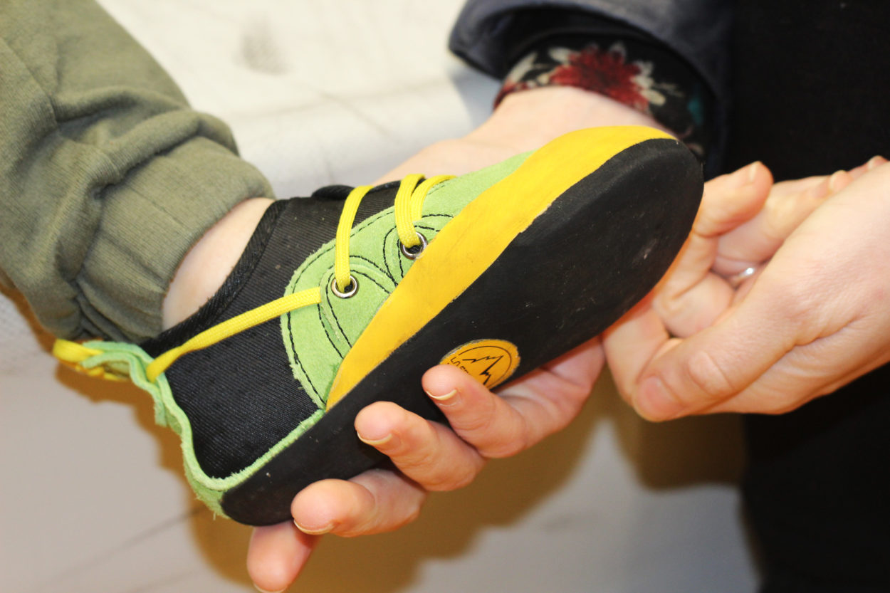 Der La Sportiva Stickit Kletterschuh an einem Fuß