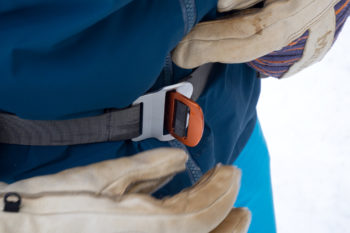 Der Hüftgurt eines Rucksacks.