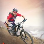 Ein Mountainbiker bei der Abfahrt