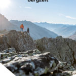 Zwei Wanderer im felsigen Berggelände