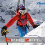 Ein Bergsteiger auf Hochtour mit Pickel und Ski am Rucksack in Schnee und Eis