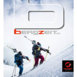 Zwei Tourengeher tragen ihre Ski den Berg hinauf