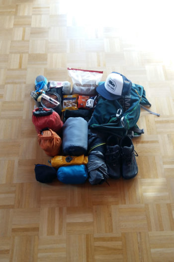 Ausrüstung und Bekleidung fürs Backpacking säuberlich zusammengelegt.