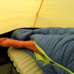 Ein Fuß schaut aus dem Carinthia G180 Schlafsack