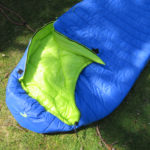 Der Carinthia G180 Schlafsack halb geöffnet.