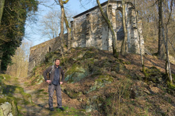 Bergzeit Autor Karl-Georg Müller auf Wanderweg im Mittelgebirge