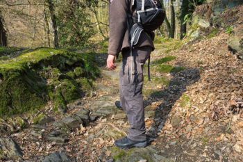 Karl-Georg Müller auf steinigem Wanderweg beim Testen