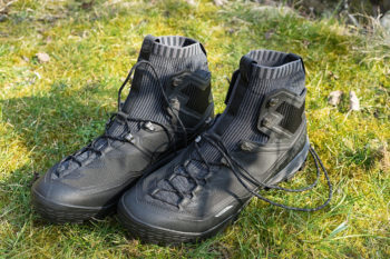 Ein Paar des Mammut Ducan Knit High GTX auf einer Wiese