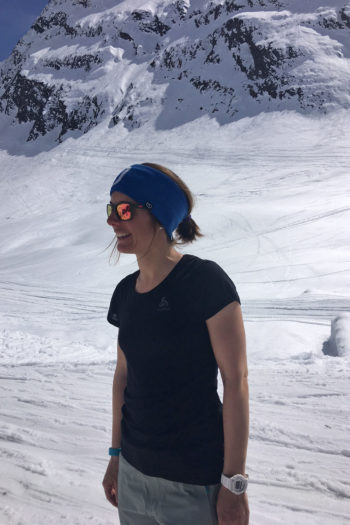 Frau posiert in T-Shirt vor Bergmassiv