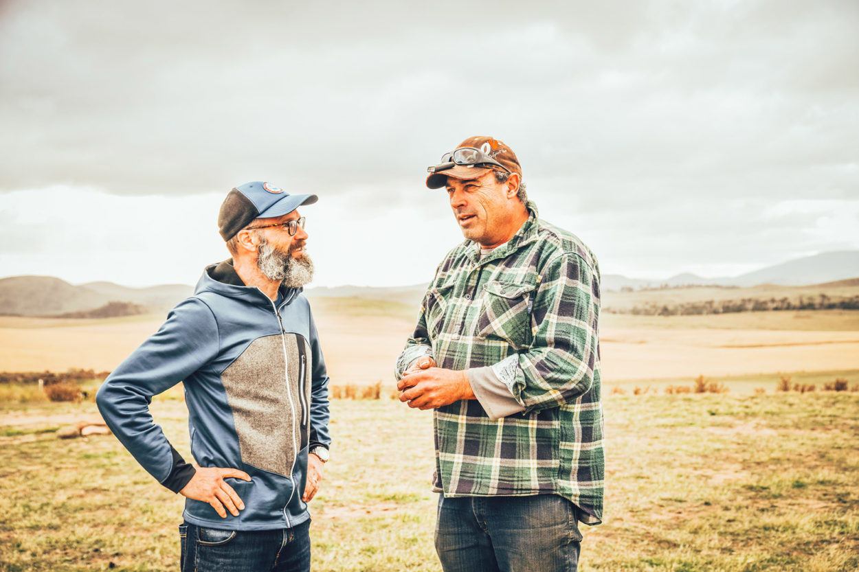 Zwei Männer auf einem Feld im Gespräch