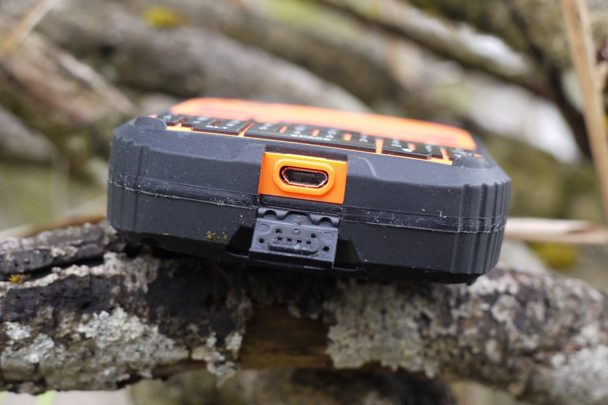 Nahaufnahme der Micro-USB-Buchse des Spot X.