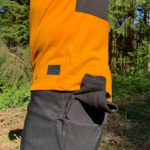 Knieprotektoren verschwinden in der hinteren Taschen der Mountainbikeshort