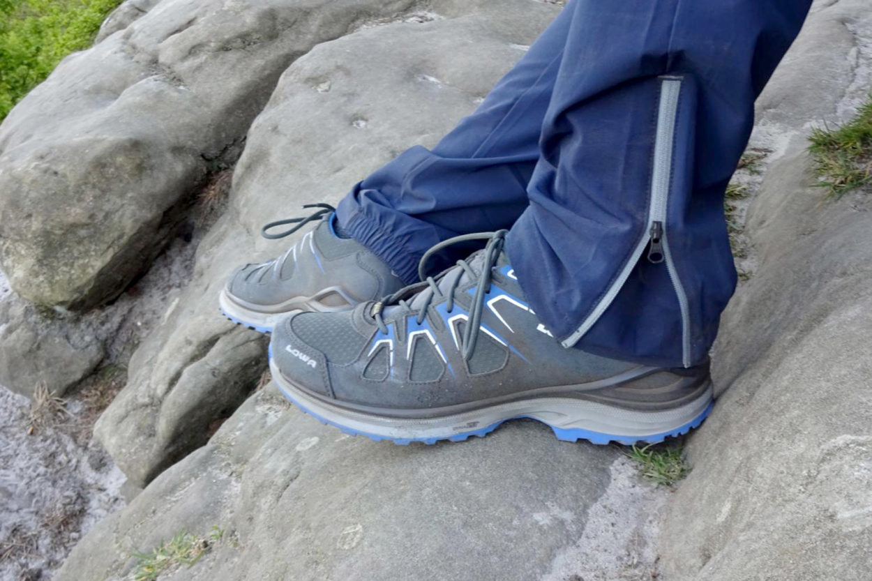 Die Beinabschlüsse der Vaude Scopi II Wanderhose über den Wanderschuhen