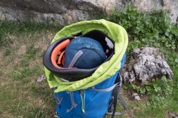 Kletterhelm innen im Rucksack verstaut und ausgestopft