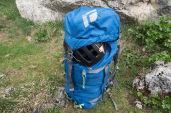 Kletterhelm unter dem Deckelfach verstaut.