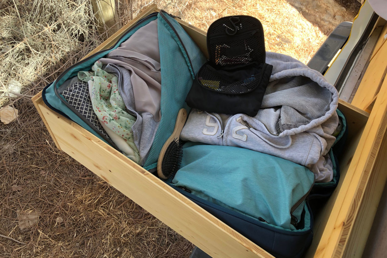 Ein Rucksack flach gefaltet in einem Schubfach.