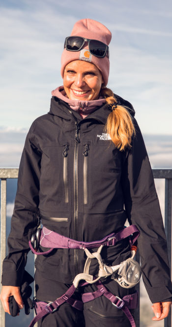 Nadine aus dem Einkauf bei Bergzeit beim Futurelight-Test im Dachstein-Massiv | Foto: Tom Klocker