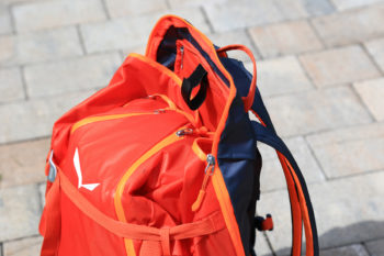 Geschlossenes Kleinkramfach an orangenem Rucksack.