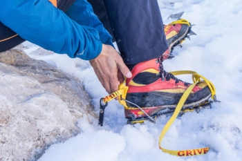 Der Kipphebel rastet an der Fersenlippe ein.
