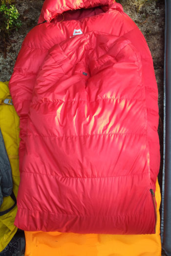 Nahaufnahme eines roten Schlafsacks auf einer orangenen Isomatte