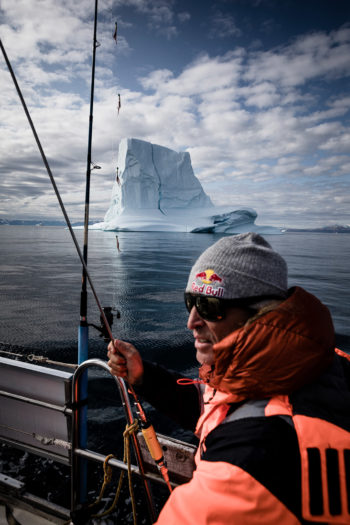Stefan Glowacz vor Eisberg auf Segelboot