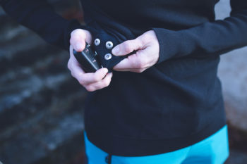 Frau knöpft Akku in das I-Thermic Longsleeve