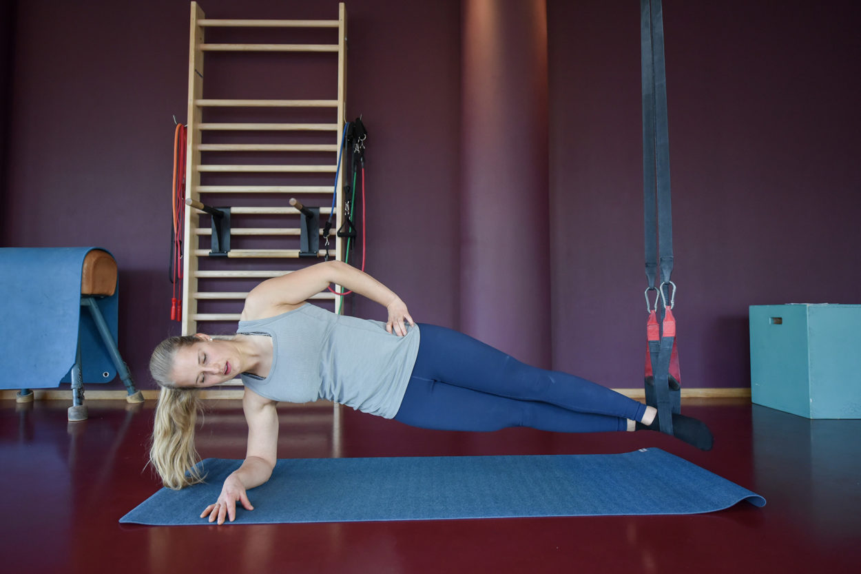 Natalie Bärtschi zeigt Sideplanks