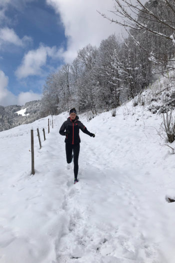 Testerin beim Test des Hoka One One Speedgoat 4 im Schnee