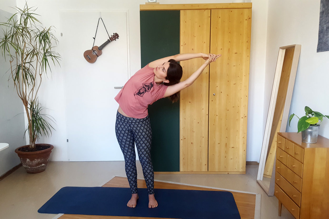 Homeoffice Yoga Stehende Seitbeuge