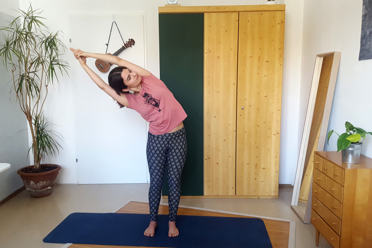 Homeoffice Yoga Stehende Seitbeuge