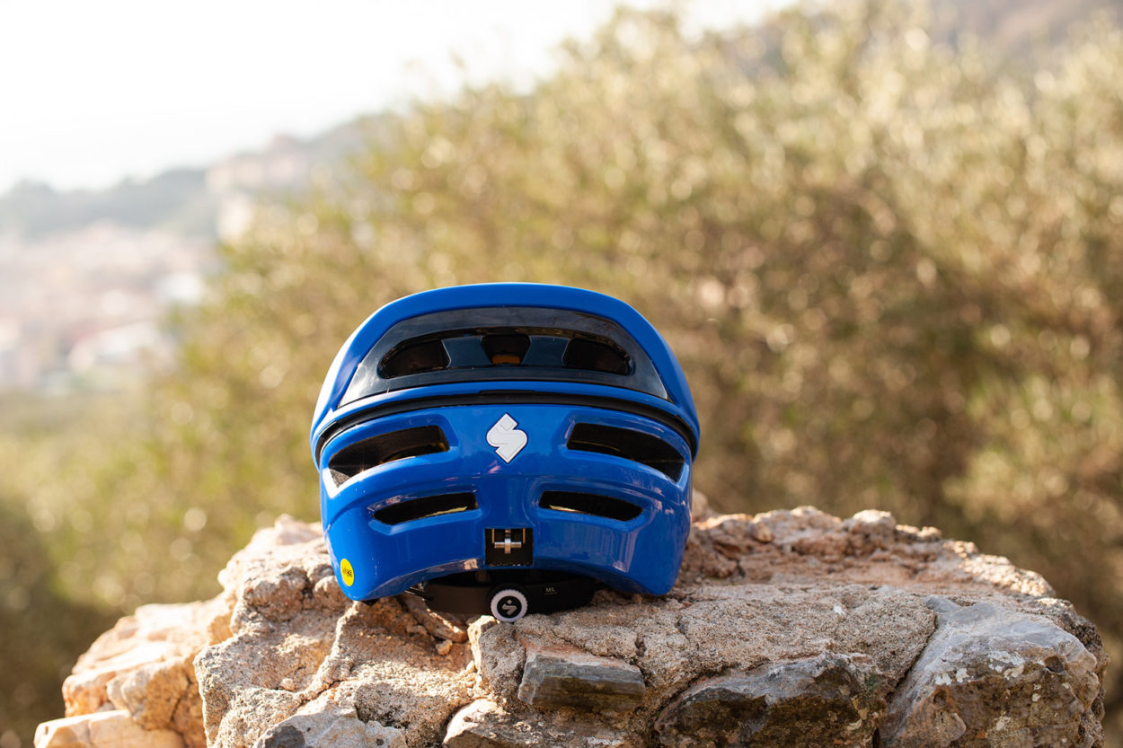 Sweet Protection Arbitrator Mips als Halbschale von hinten