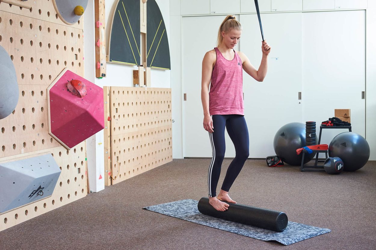 ACT Übung auf Faszienrolle balancieren